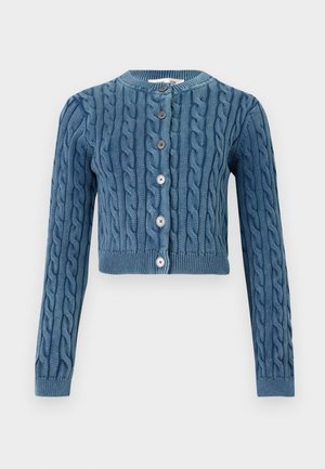 Pletená modrá zkrácená cardigan s kabelovým vzorem, kulatým výstřihem a pěti knoflíky na zapínání. Dlouhé rukávy s žebrovanými manžetami a lemem.