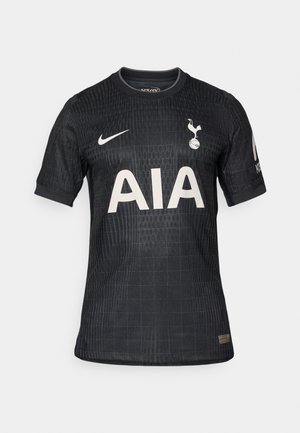 Camiseta de fútbol negra hecha de tejido ligero, con un patrón texturizado, cuello redondo, mangas cortas y un logo frontal blanco "AIA".