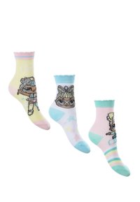 Tre paia di calzini alla caviglia per bambini: gialli con design di personaggi, bianchi con stelle multicolori e rosa con accenti a righe e personaggi.