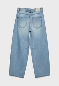 Vaaleansiniset farkut leveillä lahkeilla, joissa on nappi- ja vyötärönauhaklousu, kaksi takataskua ja näkyvät ompeleet.