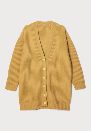 Senfgelb gestrickte Strickjacke mit tiefem V-Ausschnitt, langen Ärmeln und einem Knopfverschluss, der kontrastreiche gelbe Knöpfe und ein geripptes Muster aufweist.