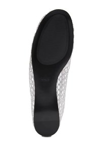 Open-toe schoen met een witte mesh bovenkant, een zwarte rubberen zool en een gestructureerde afwerking op de zool voor grip. Glad interieur.
