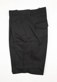 Pantaloni cargo neri con davanti piatto, multiple tasche e passanti per cintura. Realizzati in tessuto resistente con una texture liscia.