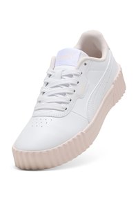 Baskets en cuir blanc avec un bout arrondi, semelle épaisse de couleur rose clair et lacets blancs. Les détails incluent un logo sur la languette et le panneau latéral.