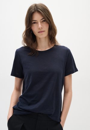 Navy blue, short-sleeve t-shirt made of lightweight fabric, featuring a classic crew neck and relaxed fit, with minimal design details.
