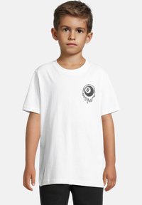 Balts kokvilnas T-krekls ar melnu noplūstošas astoņbumbas grafiku kreisajā krūtīs. Īsas piedurknes un apaļa kakla izgriezuma. Vienkāršs dizains.