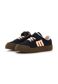 Zapatillas negras y azul marino con detalles en naranja, materiales de ante y textil, punta redonda, cordones blancos y cinta de Velcro para un ajuste seguro.