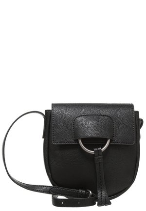 Bolso bandolera de cuero negro con base redondeada, solapa frontal asegurada por un anillo metálico y correa, con una correa de hombro ajustable.