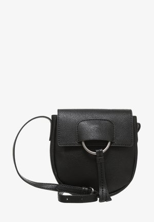 Sort lædertaske med rundet bund, frontklap sikret med en metalring og rem, med justerbar skulderrem.