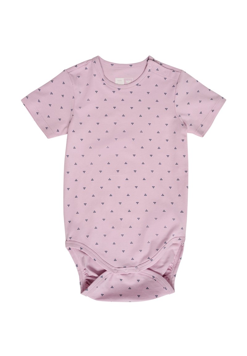 Helles rosa Kurzarm-Body mit kleinem marineblauen Dreiecksmuster, aus weichem Baumwollmaterial und Druckknöpfen an der Schulter und am Boden.