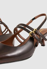 Reiss Klasické lodičky na opätku - chocolate