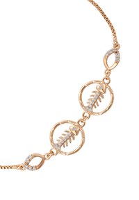 Bracciale in oro rosa con due ciondoli a forma di pesce e anelli a goccia, ciascuno decorato con piccoli cristalli trasparenti.