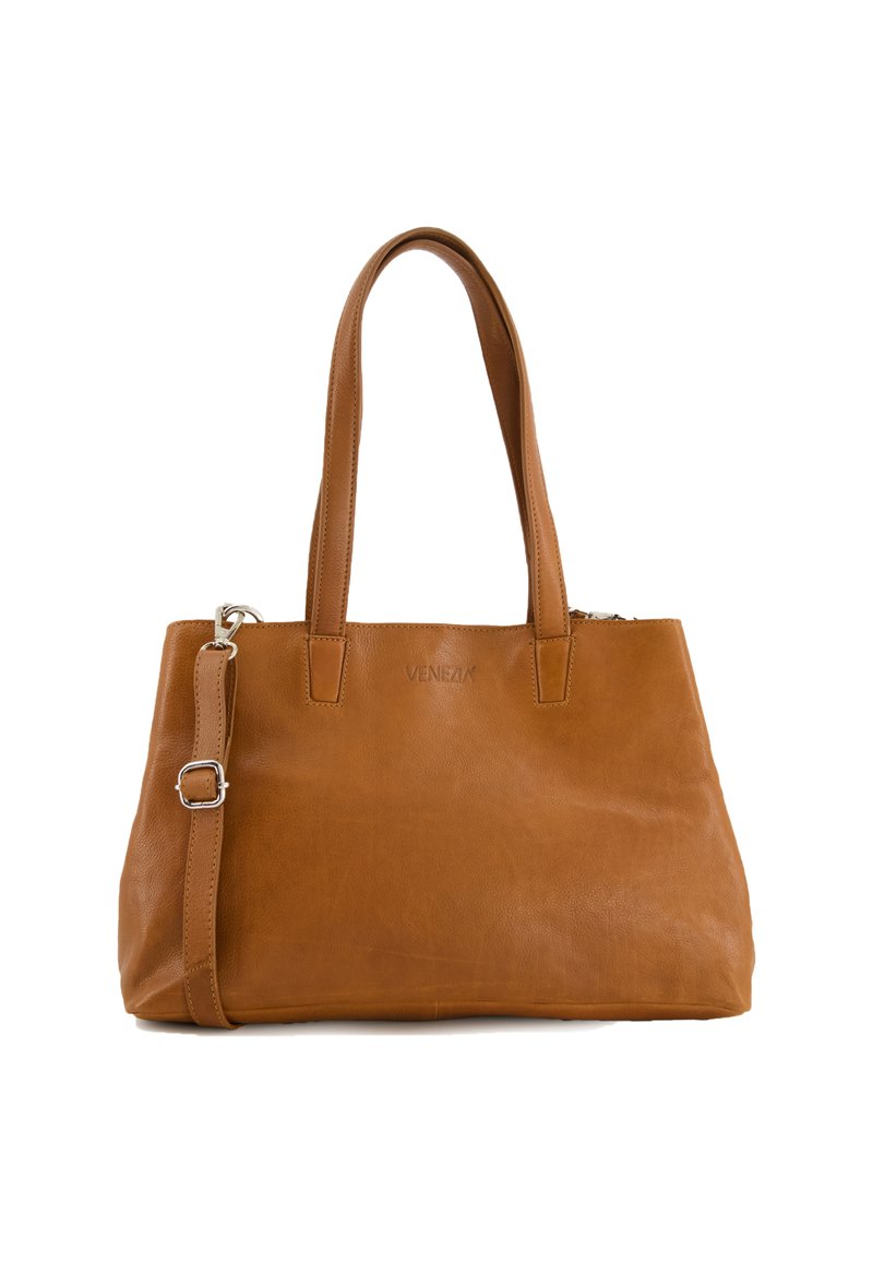 Tote-Bag aus tanfarbenem Leder mit zwei Schulterriemen und einem abnehmbaren Umhängegurt. Glatte Textur, rechteckige Form und geprägtes Logo-Detail.