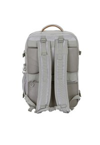 Sac à dos en tissu gris avec panneaux en maille, bretelles ajustables, une poignée supérieure et diverses poches ; présente un design rectangulaire élégant.