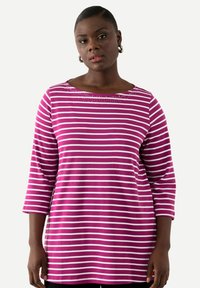 Camicia a maniche lunghe a righe in fucsia e bianco, con scollatura rotonda e decorazioni sulle spalle, dal design ampio.