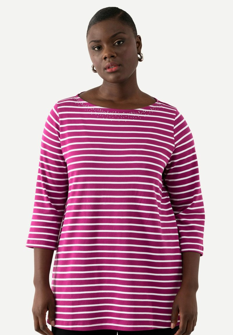 Camicia a maniche lunghe a righe in fucsia e bianco, con scollatura rotonda e decorazioni sulle spalle, dal design ampio.