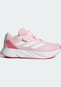 Scarpa da ginnastica rosa chiaro con upper in rete, dettagli bianchi, colletto imbottito e cinturino regolabile. Caratterizzata da una suola texturizzata per presa e supporto.