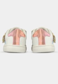 Άσπρα αθλητικά παπούτσια με σχεδιασμό γυαλιστερού ροζ βέλους στη φτέρνα, υφασμένα διακοσμητικά στοιχεία και επίπεδη ελαστική σόλα.