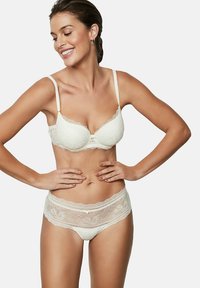 Wit kanten bh en slip set met een bloemenpatroon, delicate scalloped randen, verstelbare bandjes en zachte voering.