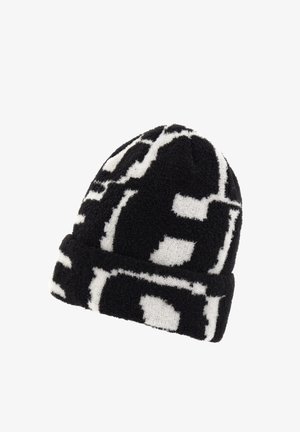 Černobílá vzorovaná pletená čepice, která má huňatou texturu, odvážný grafický design a ohnutý lem pro zvýšené teplo.