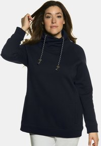 Felpa blu navy con collo a barca, cordini regolabili e tasche laterali. Realizzata in tessuto morbido, presenta una vestibilità comoda e polsi a costine.