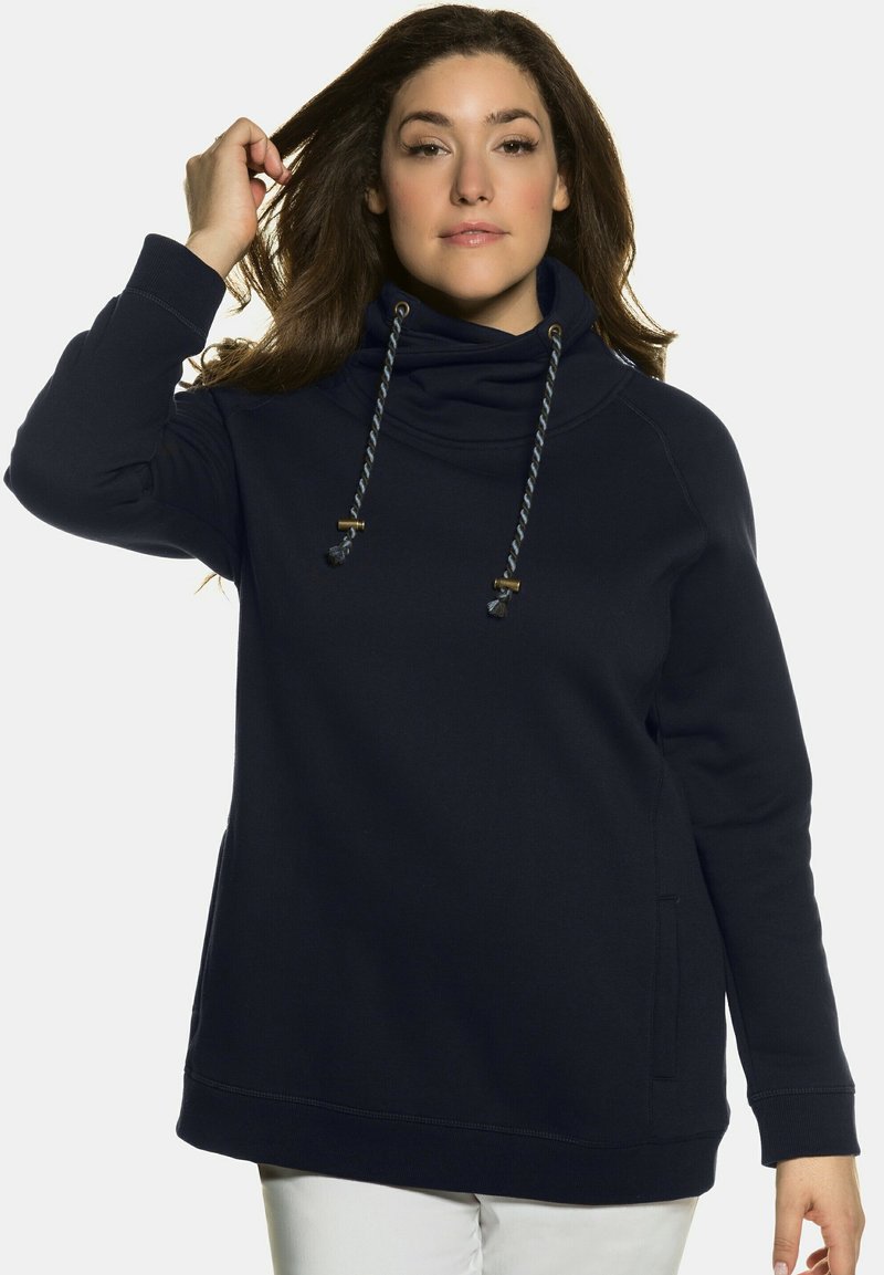 Felpa blu navy con collo a barca, cordini regolabili e tasche laterali. Realizzata in tessuto morbido, presenta una vestibilità comoda e polsi a costine.