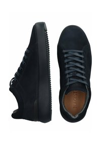 Sneakers in camoscio nero con suola in gomma testurizzata, lacci grigio scuro e soletta in pelle con il logo "BLACKST" impresso. Mostrati in vista laterale e dall'alto.