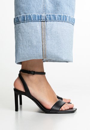 MIT GESTEPPTEN RIEMCHEN - Sandals - black