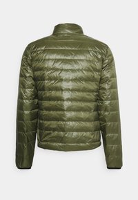 Olijfgroene pufferjack met een lichte, glanzende textuur, voorzien van horizontaal doorstikte panelen en een staande kraag, zonder zichtbare hardware.