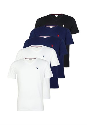 Cinco camisetas de cuello en V en negro, azul marino y blanco, hechas de algodón, con mangas cortas y un pequeño logo bordado en el pecho.