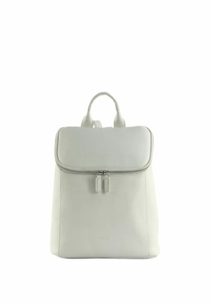 Sac à dos en cuir blanc avec une poignée supérieure et une fermeture à rabat zippée à l'avant, posé sur un fond blanc uni.