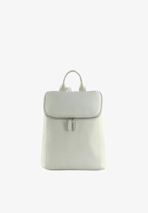 Sac à dos en cuir blanc avec une poignée supérieure et une fermeture à rabat zippée à l'avant, posé sur un fond blanc uni.
