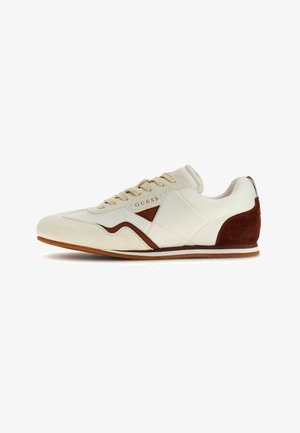 Baskets basses blanches et marron avec des accents en daim, lacets beige et marquage « GUESS » sur le côté, vues en profil.