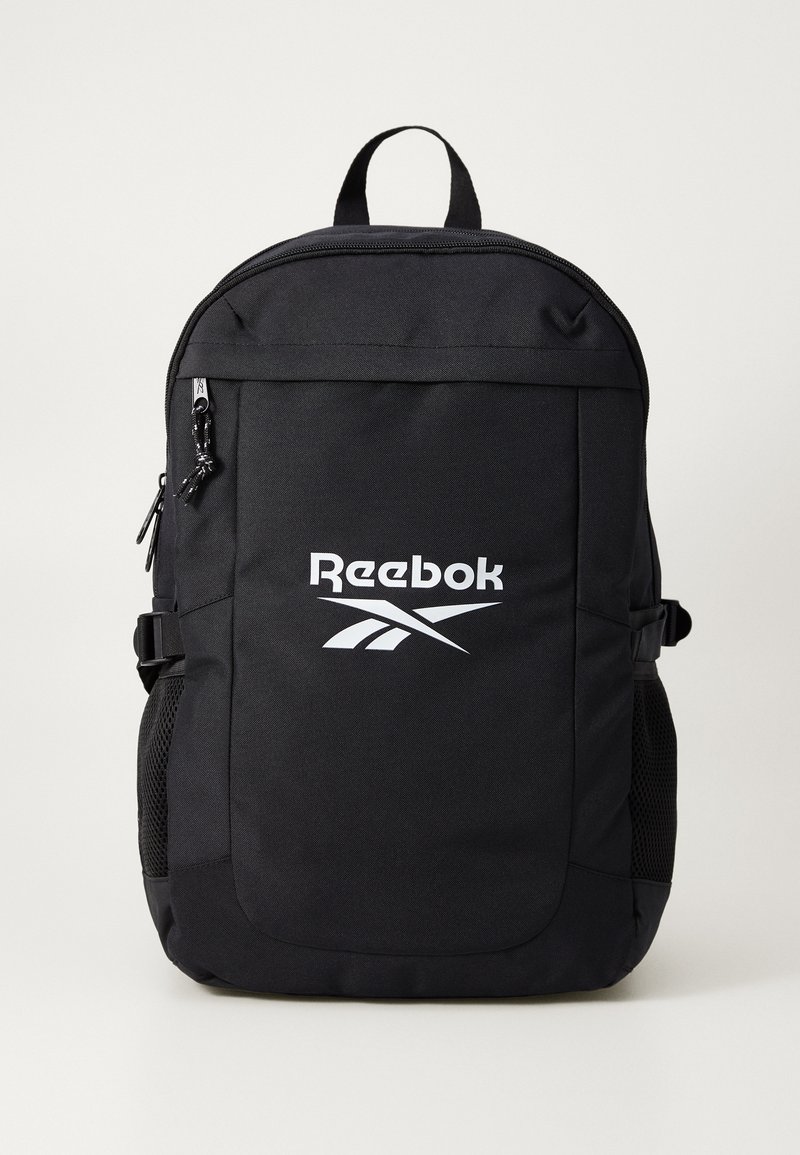 Čierny batoh s logom Reebok, vyrobený z odolného materiálu, s uzáverom na zips, prednou kapsou, sieťovými bočnými vreckami a nastaviteľnými popruhmi.