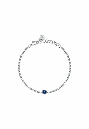 Bracciale in argento con una pietra blu centrale. Il design include un moschettone e un piccolo ciondolo a forma di foglia all'estremità regolabile.