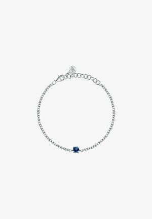 Bracciale in argento con una pietra blu centrale. Il design include un moschettone e un piccolo ciondolo a forma di foglia all'estremità regolabile.