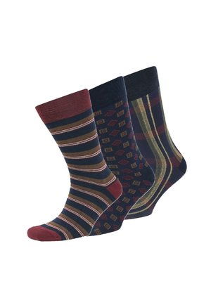 Drei Paar Baumwollsocken: eines mit karminrot und marineblauen Streifen, eines mit marineblauem Rautenmuster und eines mit karminrot und olivgrünem Karomuster.