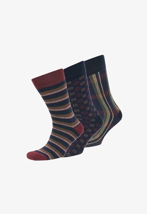 Drei Paar Baumwollsocken: eines mit karminrot und marineblauen Streifen, eines mit marineblauem Rautenmuster und eines mit karminrot und olivgrünem Karomuster.
