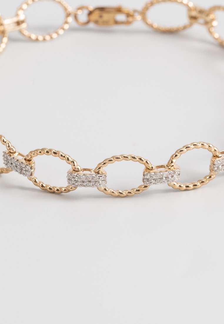 Goldarmband mit gedrehten ovalen Gliedern, unterbrochen von rechteckigen Abschnitten aus kleinen Edelsteinen, ausgestattet mit einem Verschluss für sicheren Tragekomfort.