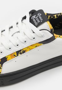 Versace Jeans Couture FONDO COURT SHOES  - Sneakers - white/multi-coloured