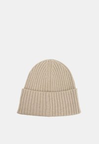 Berretto a maglia beige con texture a coste, caratterizzato da un risvolto e una finitura liscia. Il colore principale è una tonalità morbida e neutra.