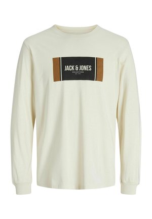 Langarm-T-Shirt aus off-weißem Baumwollstoff, mit einem zentralen schwarzen und braunen Grafiklabel, auf dem "JACK & JONES" steht. Rundhalsausschnitt und gerippte Bündchen.