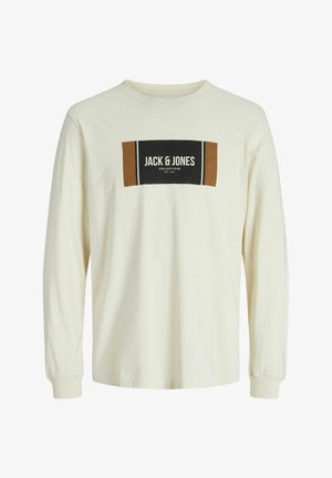 Langarm-T-Shirt aus off-weißem Baumwollstoff, mit einem zentralen schwarzen und braunen Grafiklabel, auf dem "JACK & JONES" steht. Rundhalsausschnitt und gerippte Bündchen.