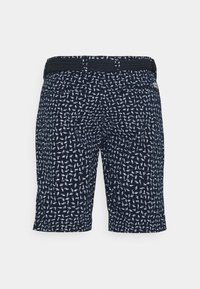 Marinblå shorts med ett geometriskt vitt mönster, med en vävd midja och bakfickor, tillverkade av ett lätt material.