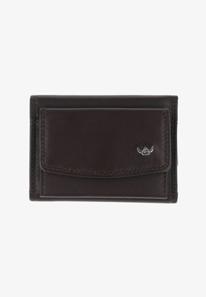 Portefeuille en cuir marron foncé avec poche avant à rabat et petit logo argenté sur le côté droit, présenté sur fond blanc.