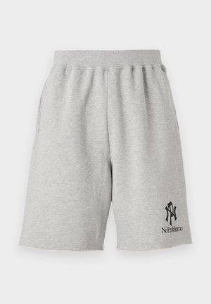 Grå bomullsshorts med elastisk midje, med en svart logo som leser "No Problemo" på nedre venstre side og rå kanter.