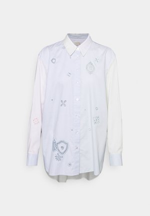Randig skjorta med lång ärm, prydd med olika broderade mönster i mjukt blått och blekt rosa. Klassisk krage och avslappnad passform.