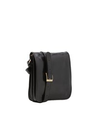 Borsa a tracolla in pelle nera con chiusura a fibbia, tracolla regolabile, texture liscia e forma rettangolare. Presenta accenti di design minimali.