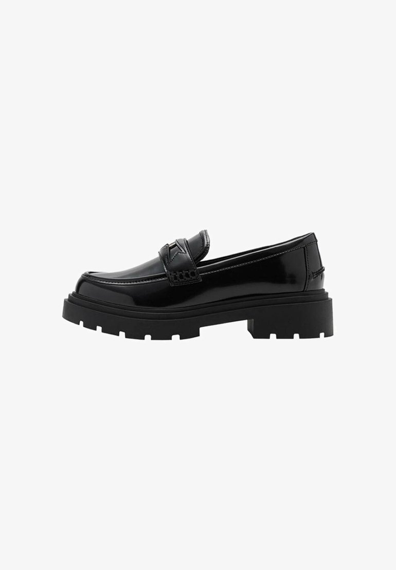 Mocassin en cuir noir avec semelle épaisse à crampons et détail de bride sur le dessus, présenté de profil sur fond blanc.