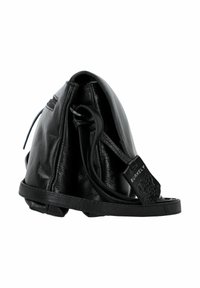 Borsa nera in pelle con un design arrotondato, caratterizzata da una superficie texture e una tracolla staccabile. Tra gli accessori distintivi c'è un'etichetta con il marchio.